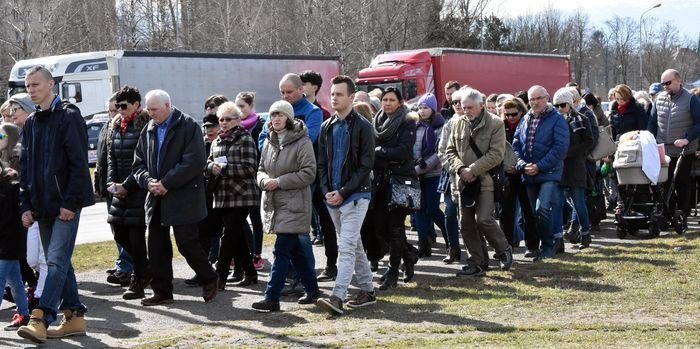 wierni-z-zabobrza-przeszli-droga-krzyzowa-foto-74386