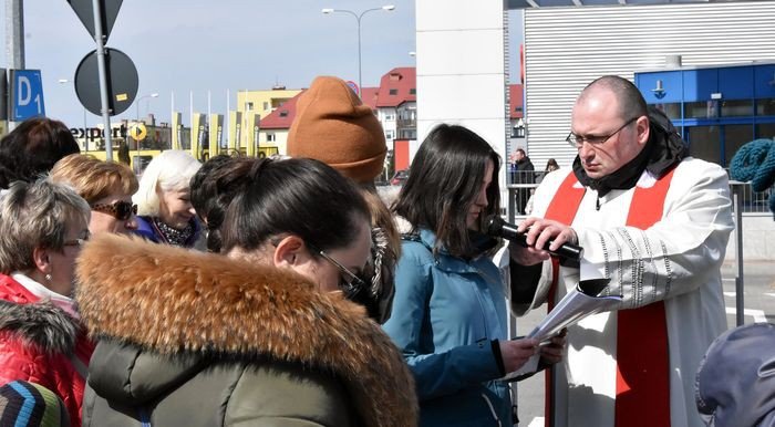 wierni-z-zabobrza-przeszli-droga-krzyzowa-foto-74386