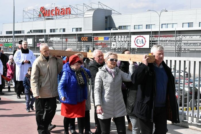 wierni-z-zabobrza-przeszli-droga-krzyzowa-foto-74386