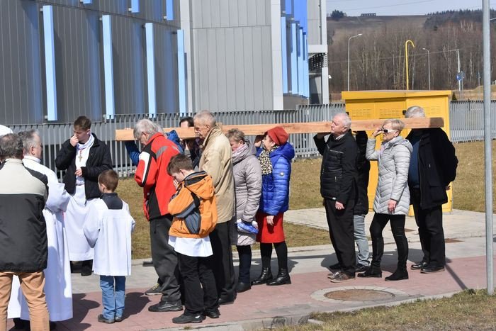 wierni-z-zabobrza-przeszli-droga-krzyzowa-foto-74386