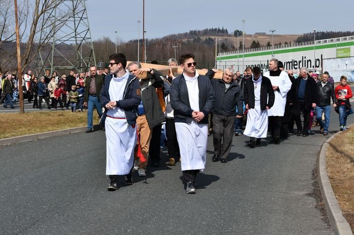 wierni-z-zabobrza-przeszli-droga-krzyzowa-foto-74386
