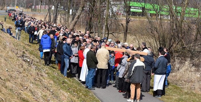 wierni-z-zabobrza-przeszli-droga-krzyzowa-foto-74386