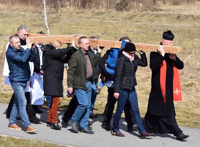 wierni-z-zabobrza-przeszli-droga-krzyzowa-foto-74386