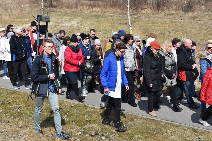 wierni-z-zabobrza-przeszli-droga-krzyzowa-foto-74386