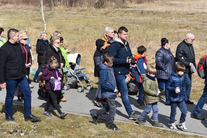 wierni-z-zabobrza-przeszli-droga-krzyzowa-foto-74386