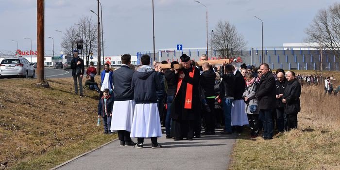 wierni-z-zabobrza-przeszli-droga-krzyzowa-foto-74386