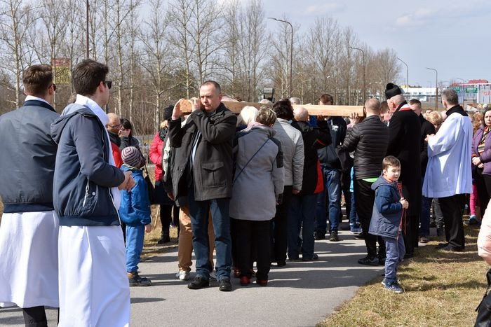 wierni-z-zabobrza-przeszli-droga-krzyzowa-foto-74386