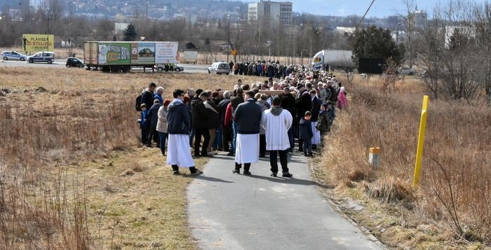 wierni-z-zabobrza-przeszli-droga-krzyzowa-foto-74386