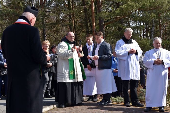 wierni-z-zabobrza-przeszli-droga-krzyzowa-foto-74386