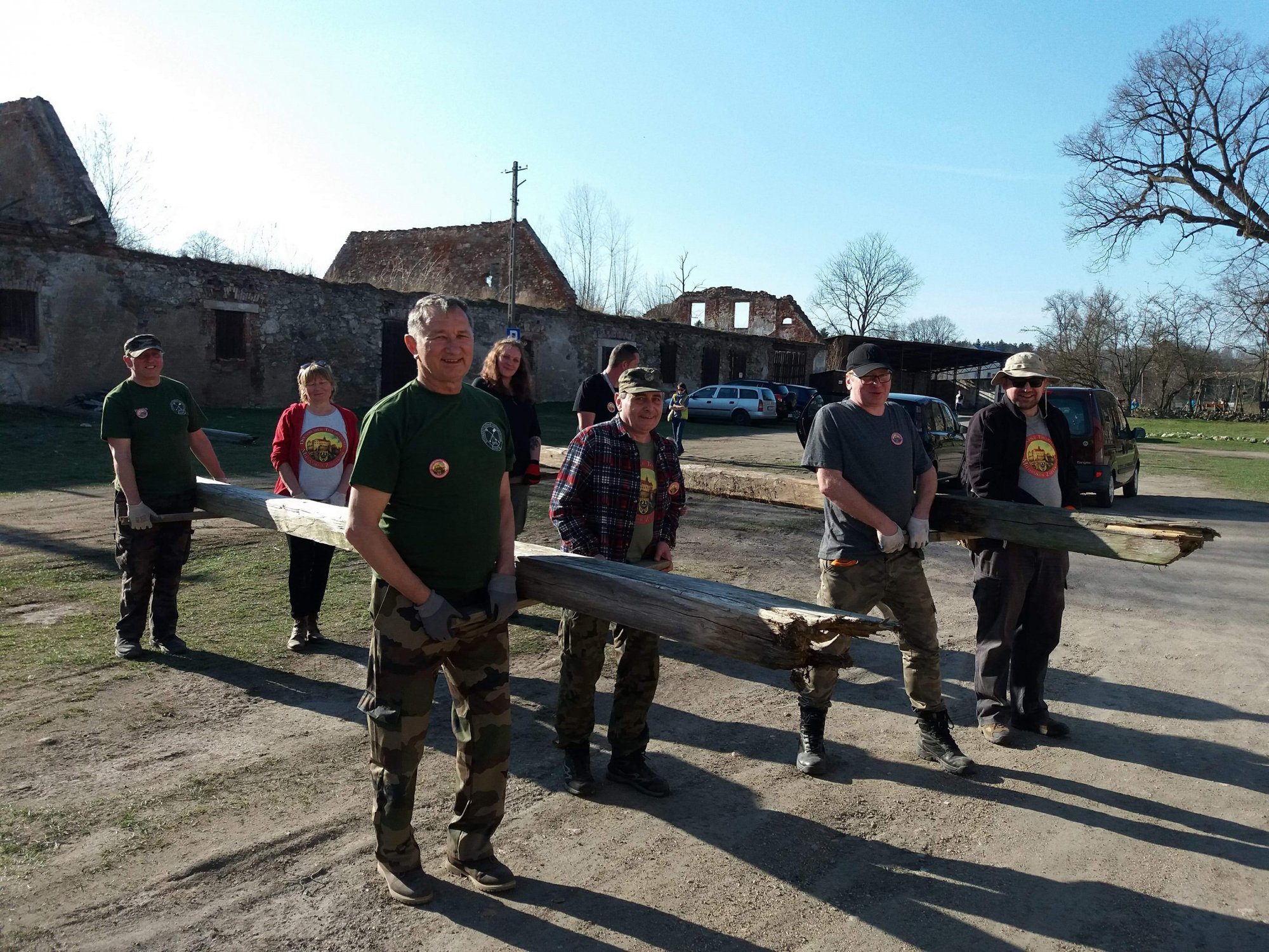 wiosenne-porzadki-przy-wiezy-ksiazecej-foto-74574