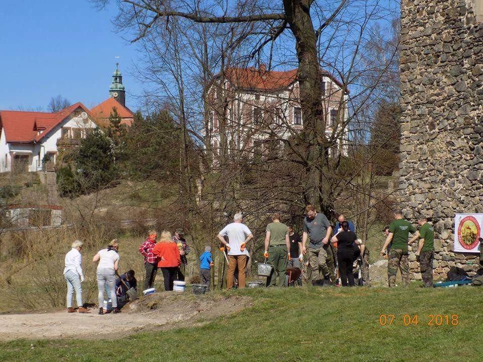 wiosenne-porzadki-przy-wiezy-ksiazecej-foto-74574