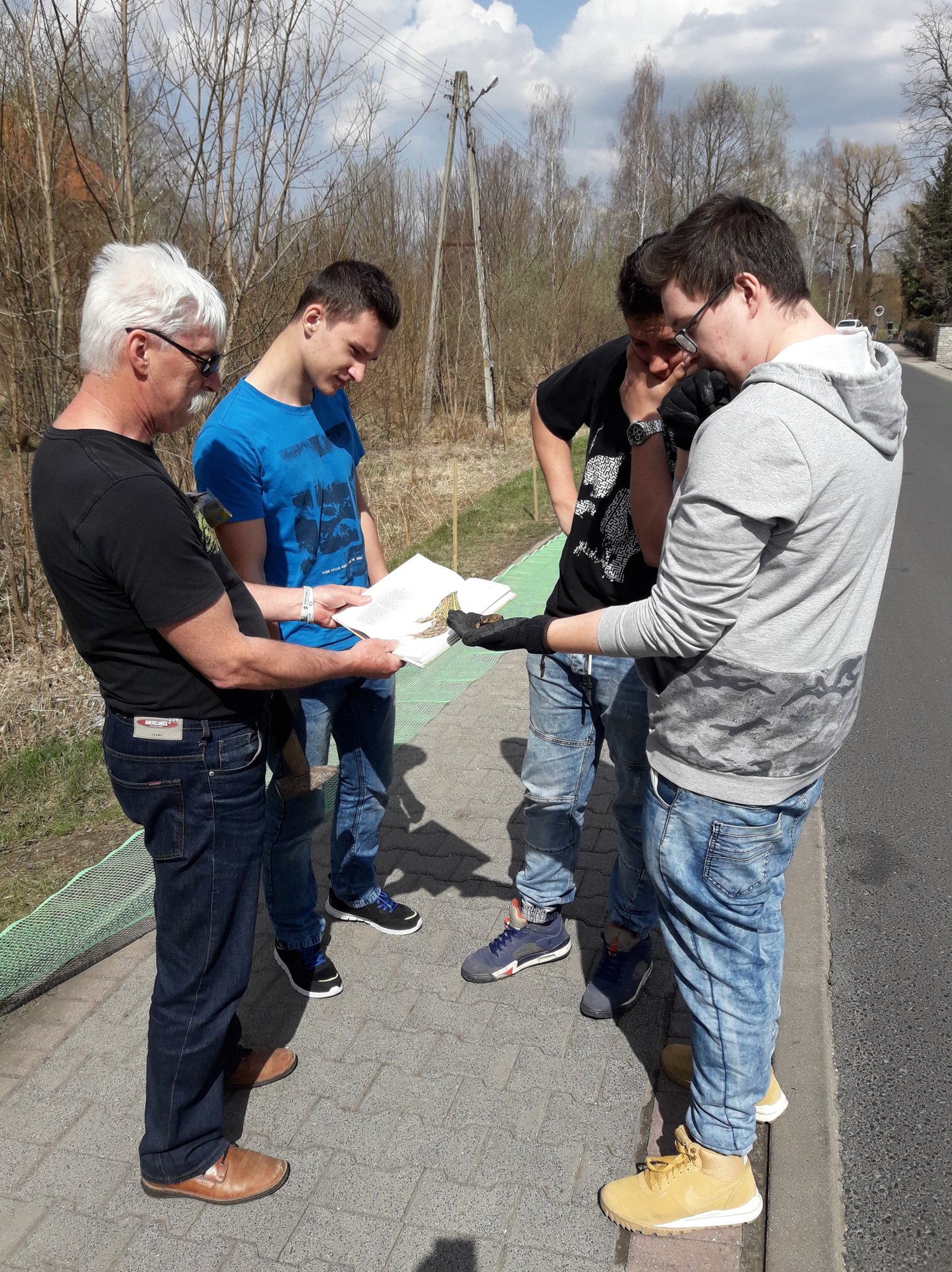 uczniowie-ratuja-zaby-na-czarnym-foto-74583