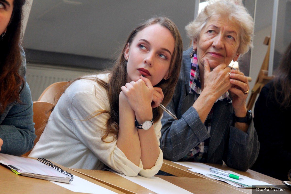 modziez-i-seniorzy-kochaja-poezje-foto-74601