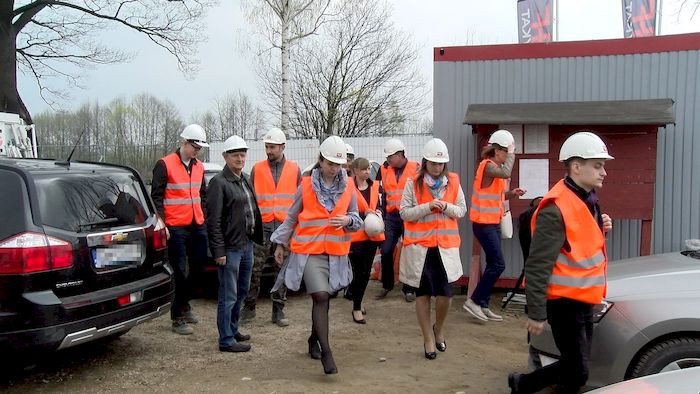 otewska-delegacja-na-budowie-szkoy-w-podgorzynie-foto-74692