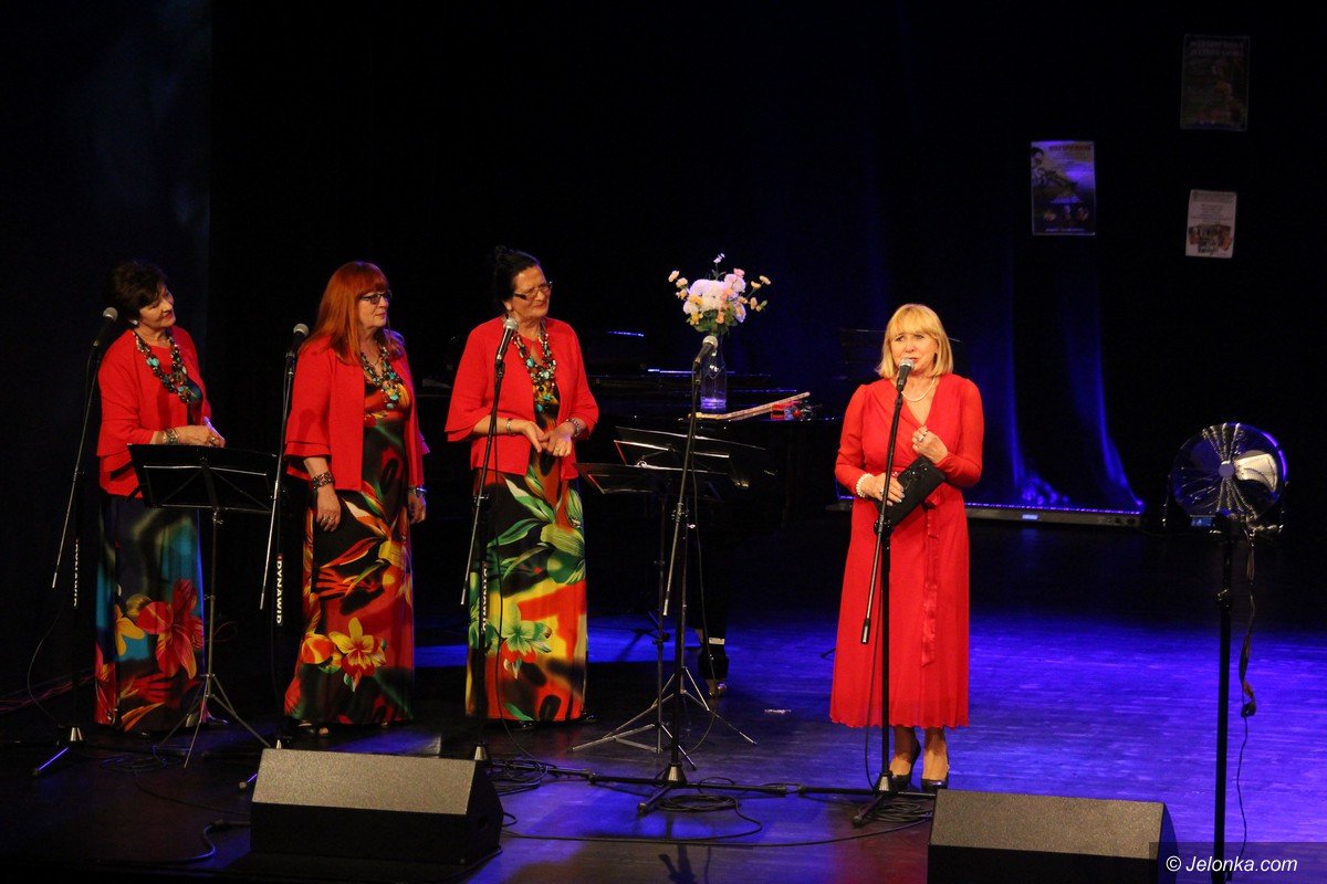 rozspiewani-seniorzy-wystapili-w-jck-foto-74725