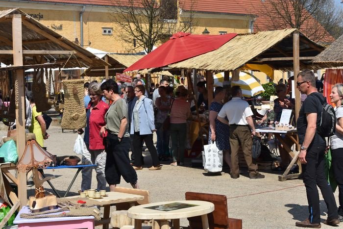 wiosenny-kiermasz-w-omnickim-paacu-foto-74758