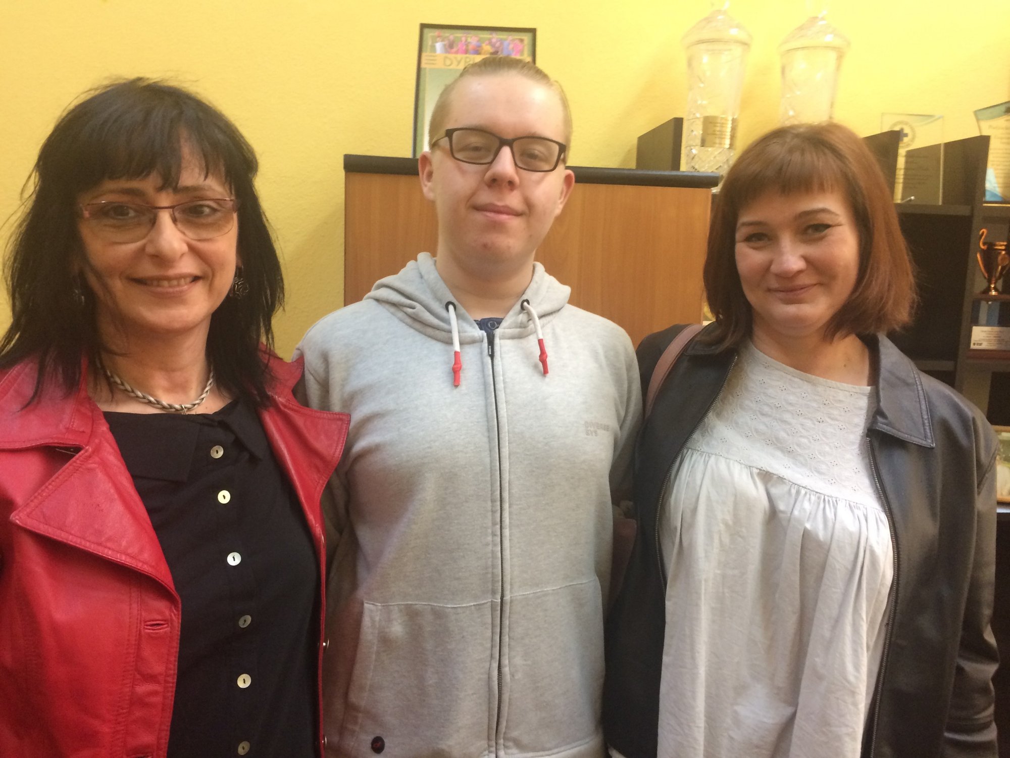 Bartek z nauczycielką A. Uruską i wicedyrektor szkoły Beatą Toczek