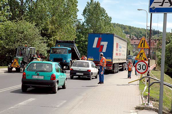 Przy zwężeniu jezdni ruch bywa prowadzony wahadłowo.