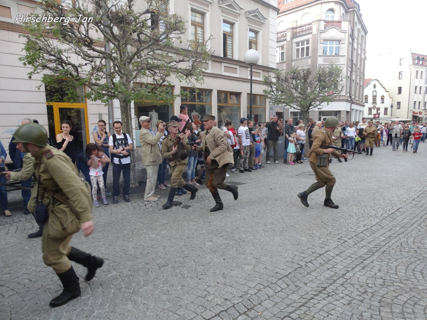podziwiali-inscenizacje-wojenne-i-podziemia-foto-74871