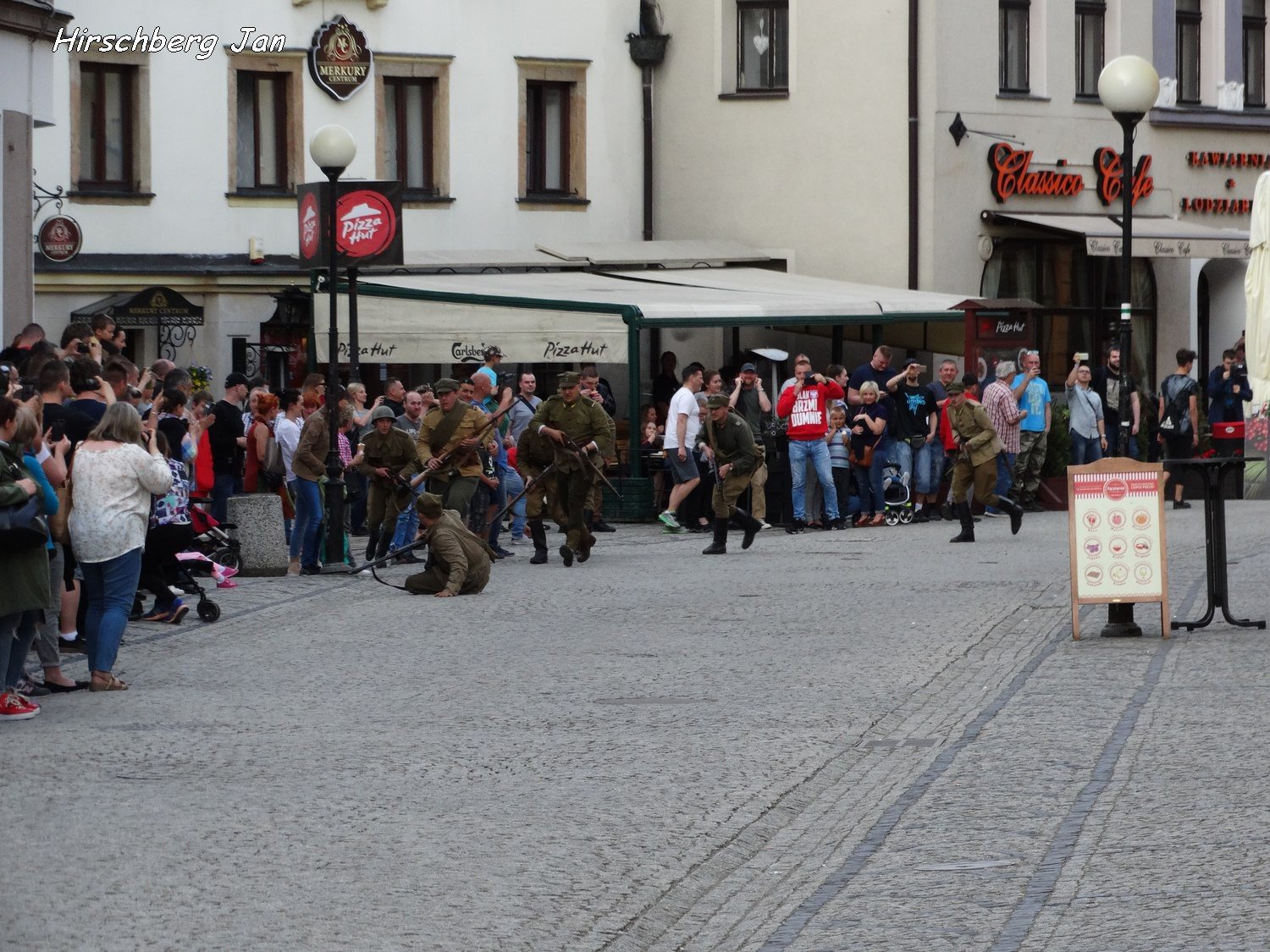 podziwiali-inscenizacje-wojenne-i-podziemia-foto-74871