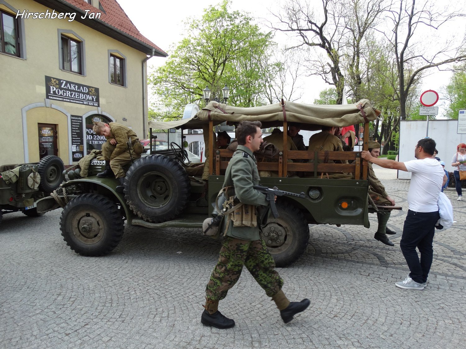 podziwiali-inscenizacje-wojenne-i-podziemia-foto-74871