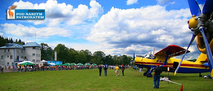 AN-2 w barwach militarnych podchodzi do lądowania.
