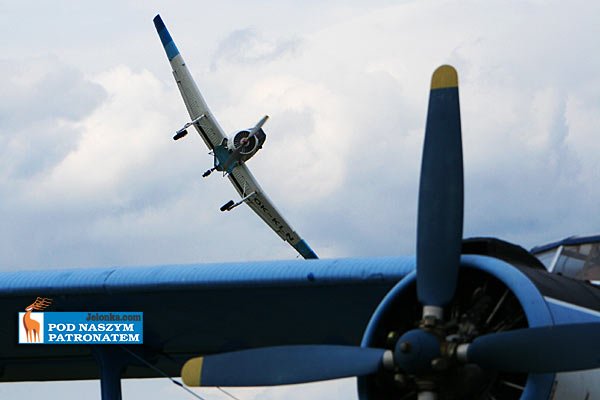 Angielski AN-2 kołuje.