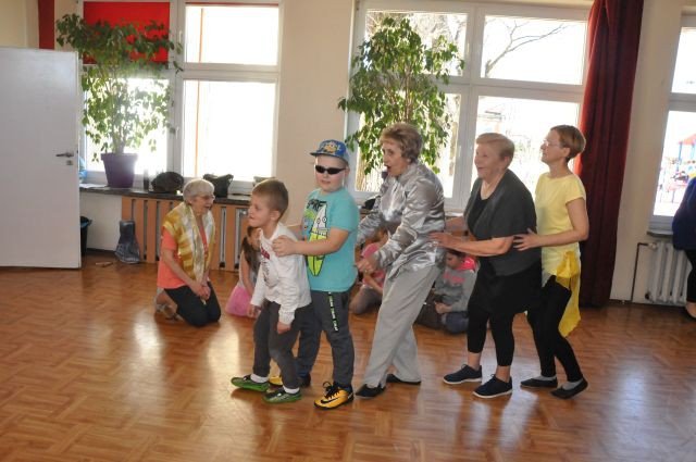 wiosenne-tance-w-kregu-foto-74938