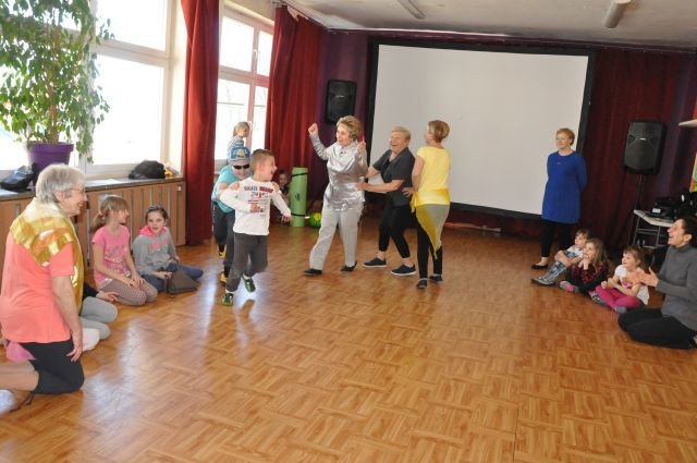 wiosenne-tance-w-kregu-foto-74938