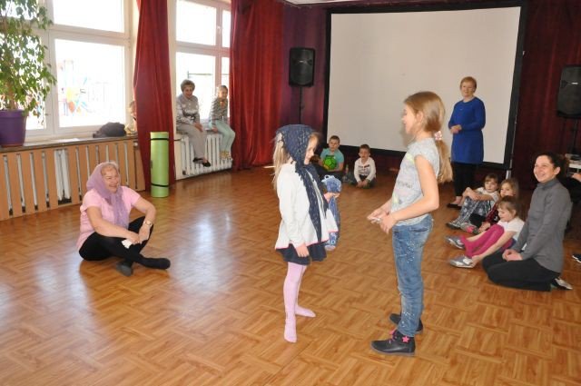 wiosenne-tance-w-kregu-foto-74938