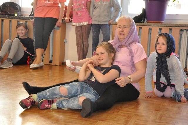 wiosenne-tance-w-kregu-foto-74938