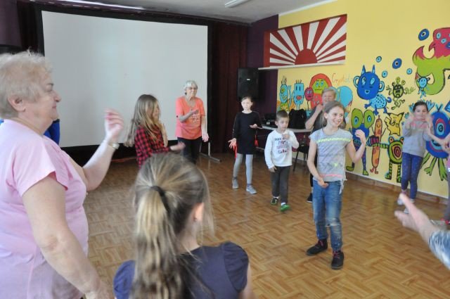 wiosenne-tance-w-kregu-foto-74938