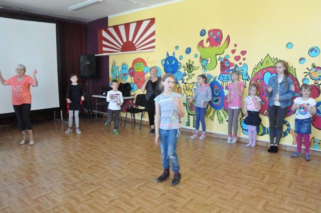 wiosenne-tance-w-kregu-foto-74938