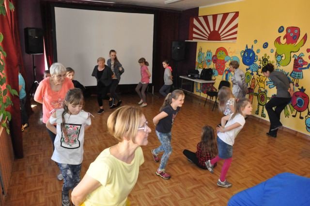 wiosenne-tance-w-kregu-foto-74938