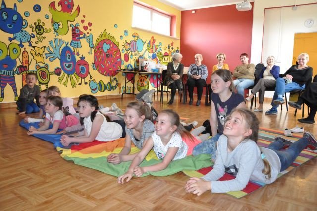 wiosenne-tance-w-kregu-foto-74938