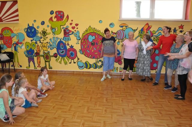 wiosenne-tance-w-kregu-foto-74938