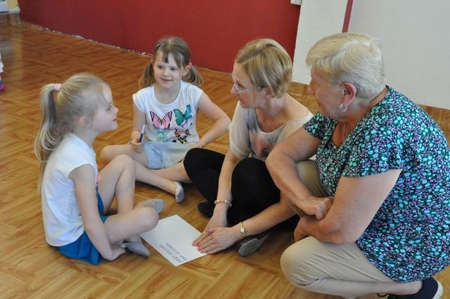 wiosenne-tance-w-kregu-foto-74938