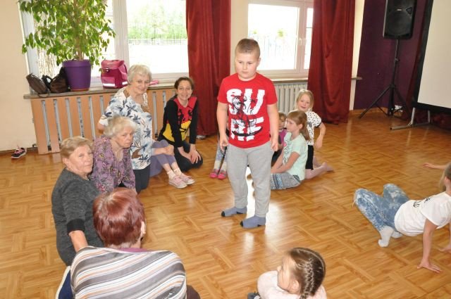 wiosenne-tance-w-kregu-foto-74938