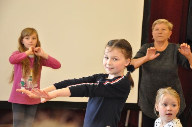 wiosenne-tance-w-kregu-foto-74938