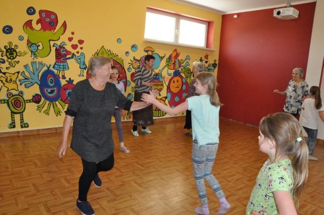 wiosenne-tance-w-kregu-foto-74938