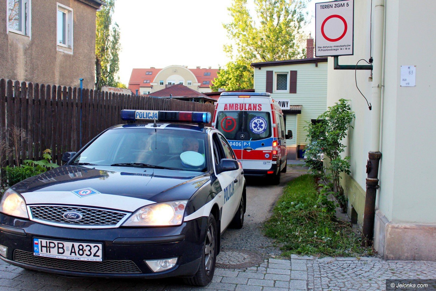 z-nozem-na-matke-i-policjantow-foto-74959