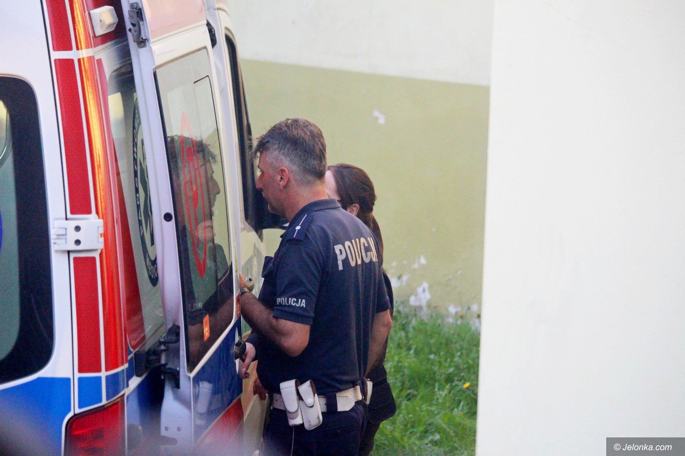 z-nozem-na-matke-i-policjantow-foto-74959