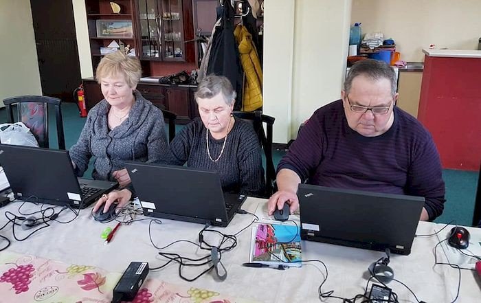 seniorzy-za-pan-brat-z-komputerem-foto-75035