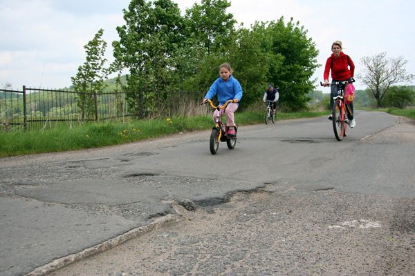 Takie drogowe pułapki czyhają na wielu rowerzystów. A drogowcy zaspali.
