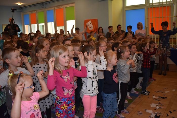 lekcja-integracji-na-scenie-okraglaczka-foto-video-75178