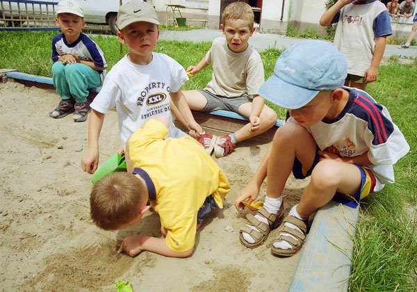 Chyba tylko w przedszkolach dba się o jakość piasku w piaskownicy.