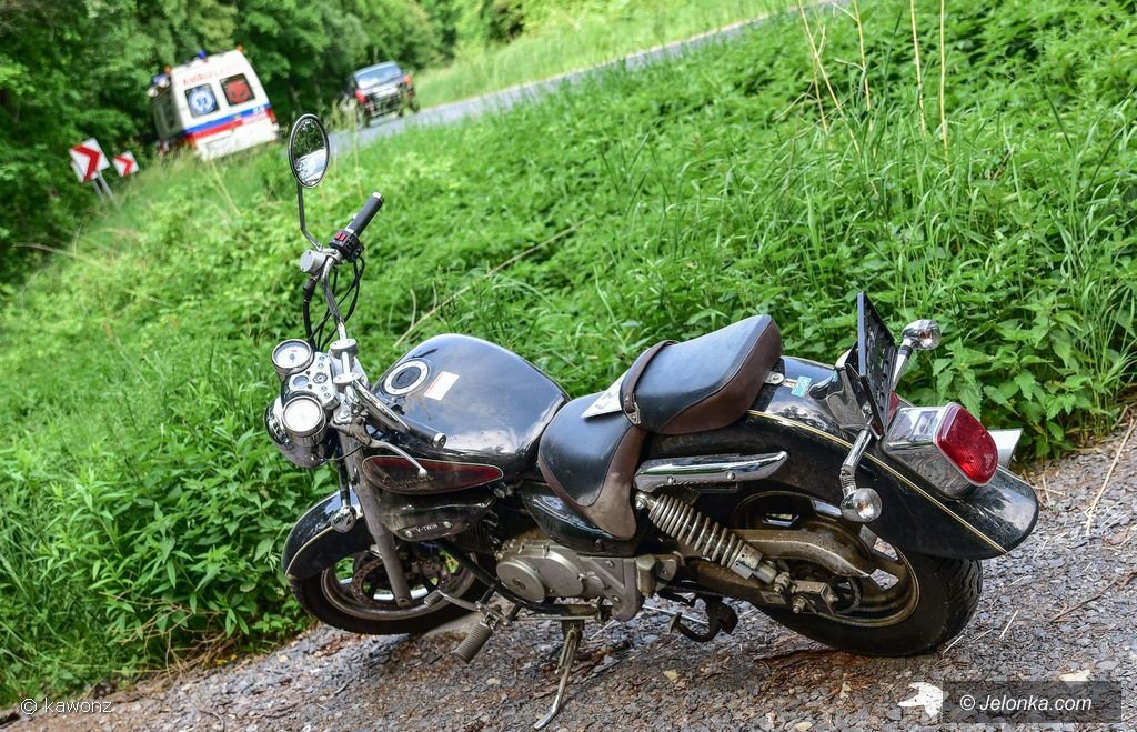 motocyklista-szarzowa-i-wypad-na-uku-z-drogi-foto-75336