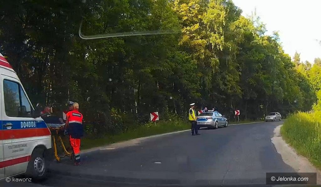 motocyklista-szarzowa-i-wypad-na-uku-z-drogi-foto-75336