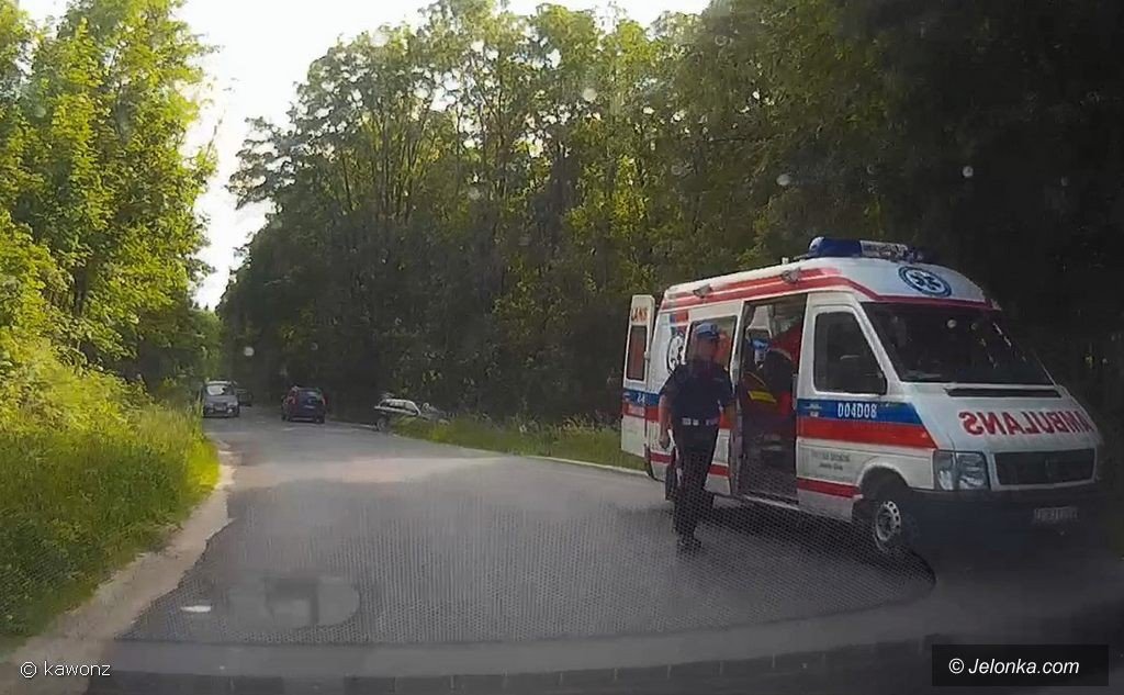 motocyklista-szarzowa-i-wypad-na-uku-z-drogi-foto-75336