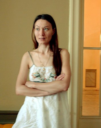 Wbrew pozorom M. Bogajewska nie stoi z założonymi rękoma, ale działa.